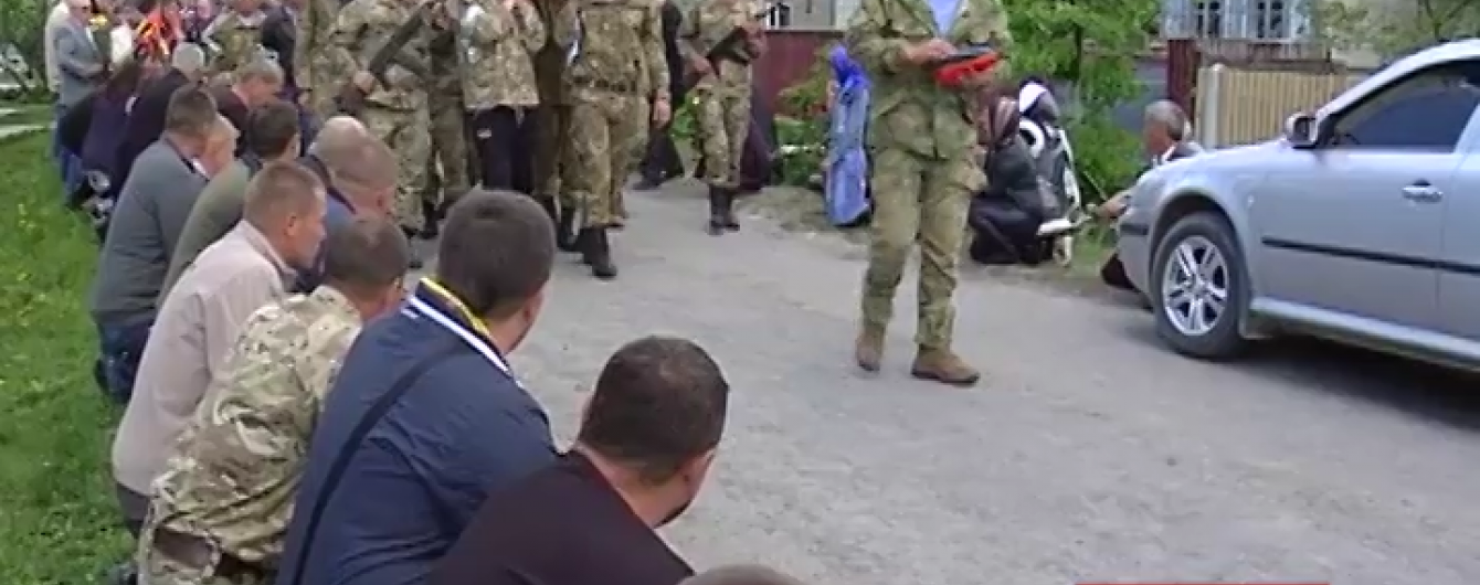 На Хмельниччині на колінах провели в останню путь грузина, який загинув під Авдіївкою