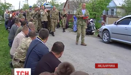 На Хмельнитчине на коленях провели в последний путь грузина, который погиб под Авдеевкой