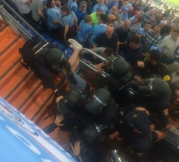 Іспанська поліція побила фанаті Мансіті