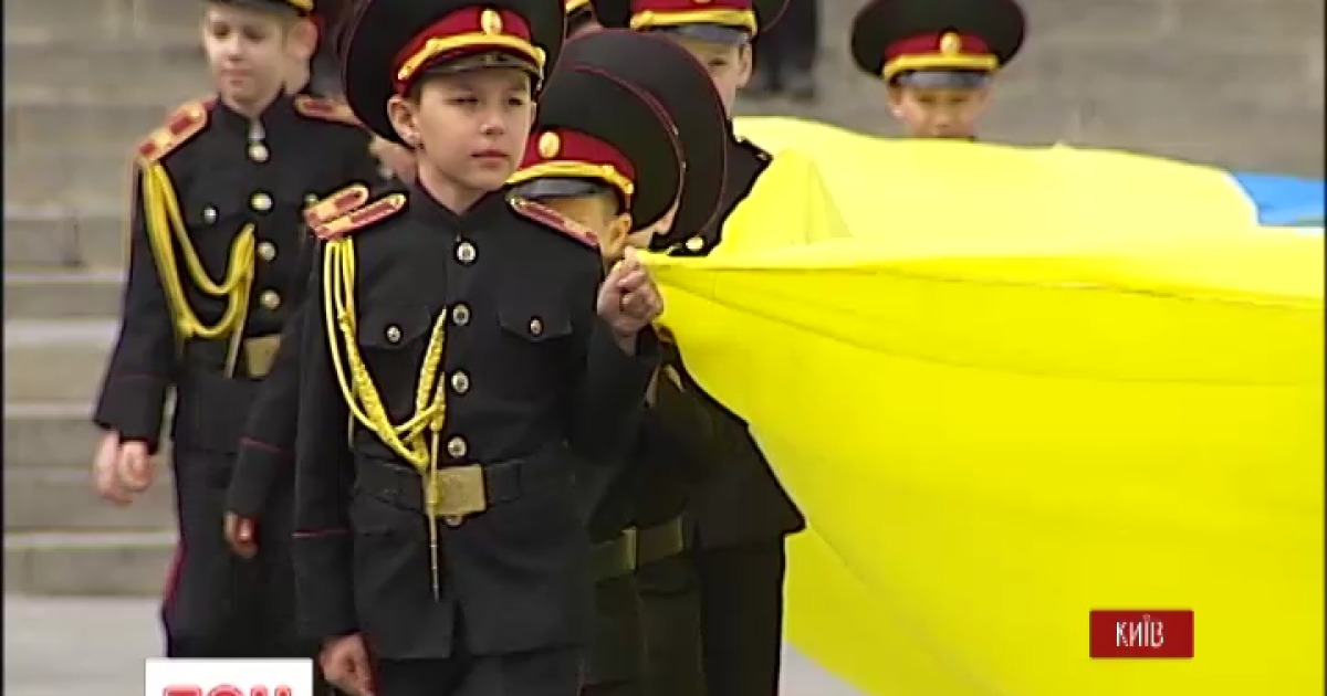Кадети створили живий тризуб під гігантською Батьківщиною-матір'ю в Києві