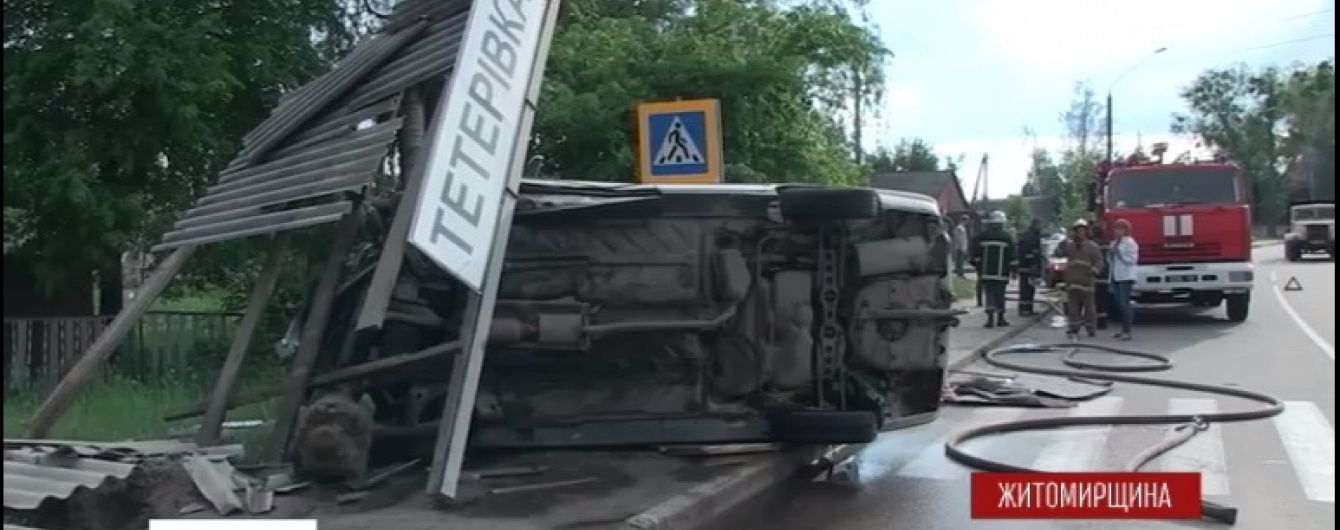На Житомирщині жінка-водій протаранила зупинку: є постраждалі