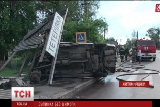 На Житомирщині жінка-водій протаранила зупинку: є постраждалі
