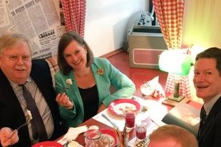 Нуланд у Москві наминала пельмені