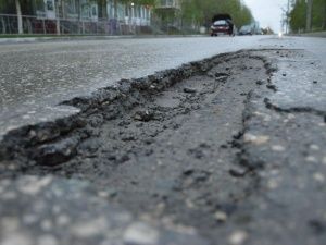 Вимагають ремонт дороги: у Львівській області священник з парафіянками оголосили голодування