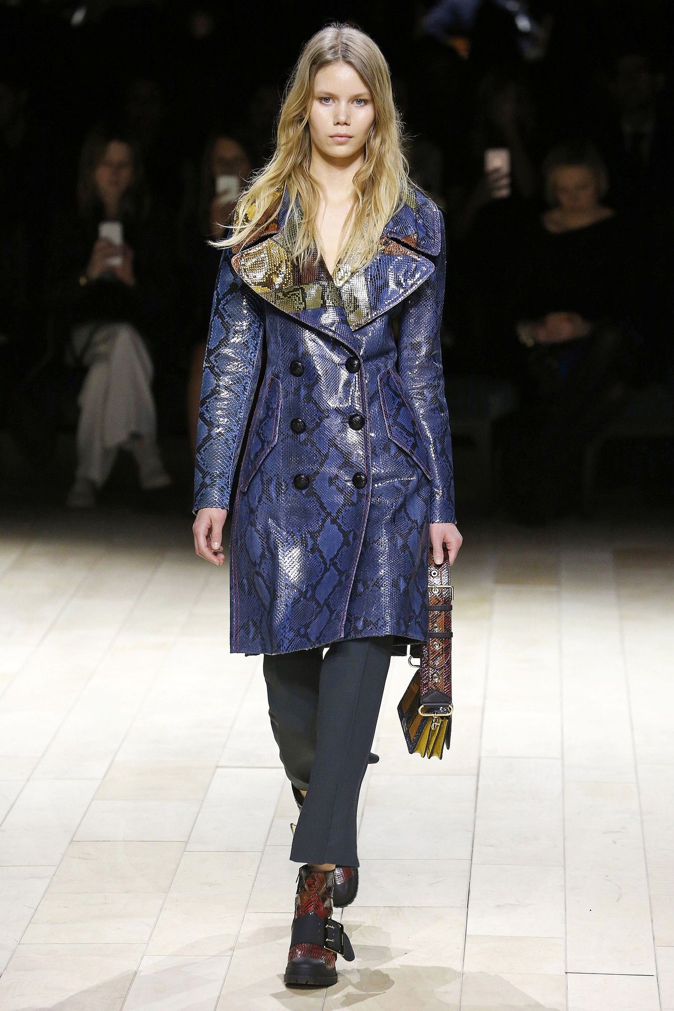 Коллекция Burberry прет-а-порте сеона осень-зима 2016-2017_46