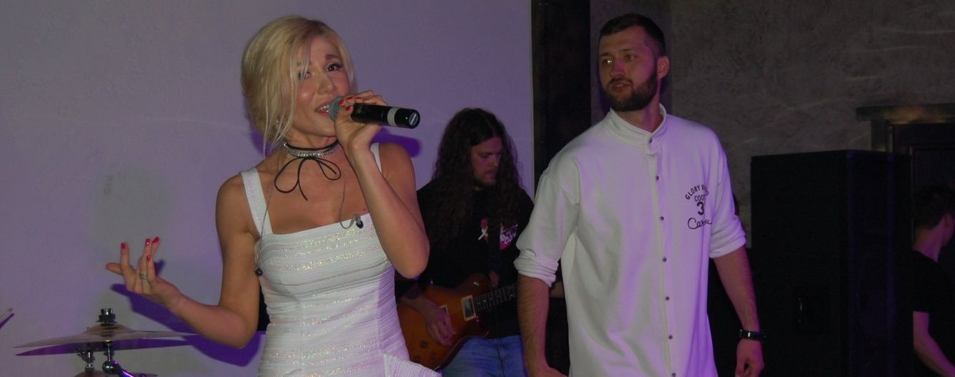 Алена Омаргалиева блистала на сцене в нарядах от Айсиной и Кириленко