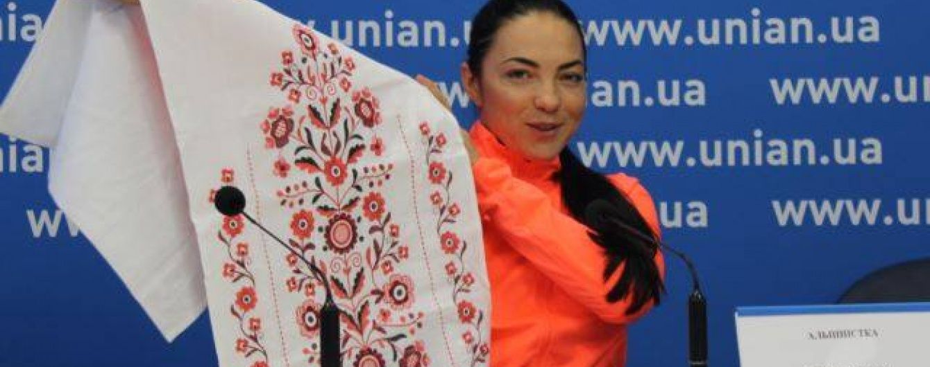 Еверест наш: вже друга Українка за два дні розгорнула на "вершині світу" український прапор