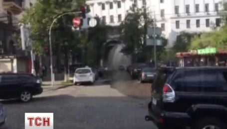 В центре Киева забил "гейзер"