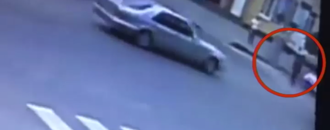 Поліцейський Prius збив дівчину на переході в центрі Вінниці