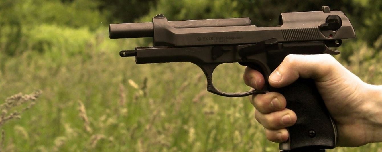 У Запоріжжі поліцейський вистрілив з пістолета у невідомого, який погрожував сокирою