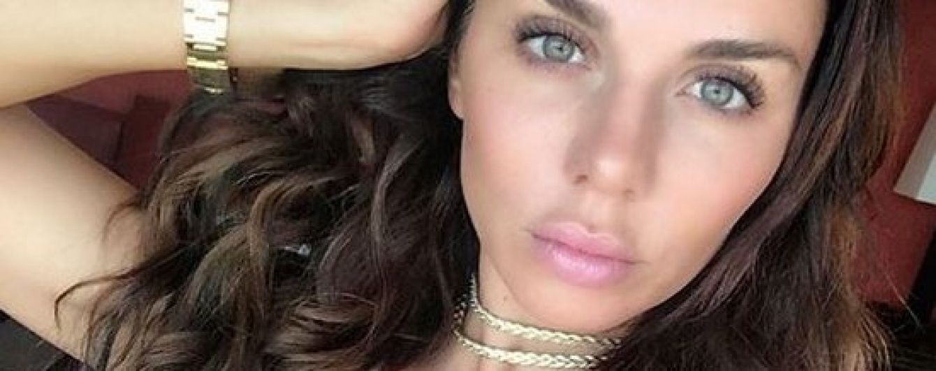 Анна Седокова в коротком платье похвасталась пышным бюстом
