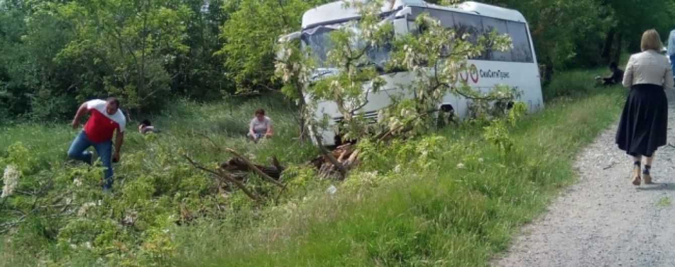 В окупованому Криму пасажирський автобус вилетів у кювет і врізався у дерево