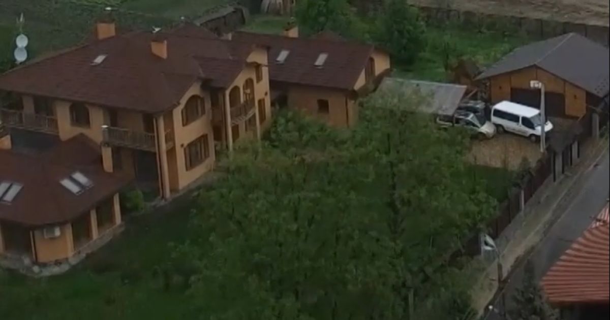 Шикарні палаци й тенісні корти. Як живуть голови елітних сіл на Київщині
