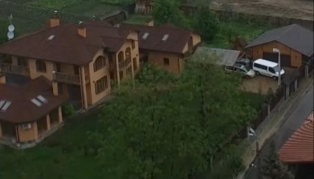 Шикарні палаци й тенісні корти. Як живуть голови елітних сіл на Київщині