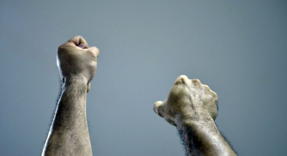В Киеве отец школьника жестоко избил учителя физкультуры и угрожал отпилить руку