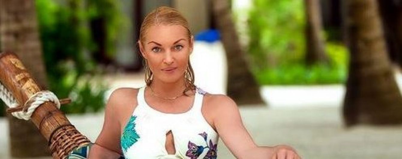 Трюк в гамаке: Анастасия Волочкова повторила шпагат Брюса Ли