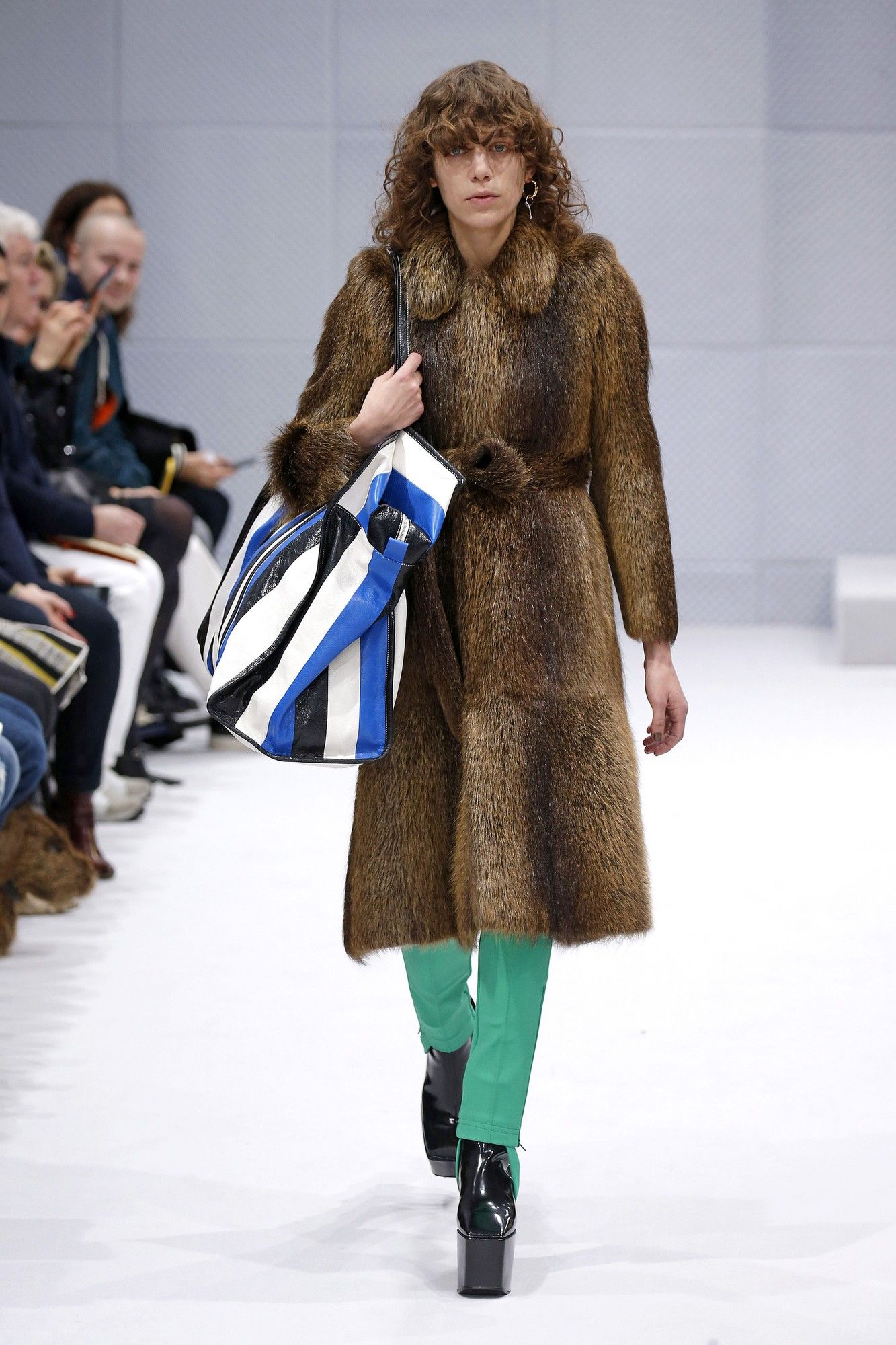 Коллекция Balenciaga прет-а-порте сезона осень-зима 2016-2017_44