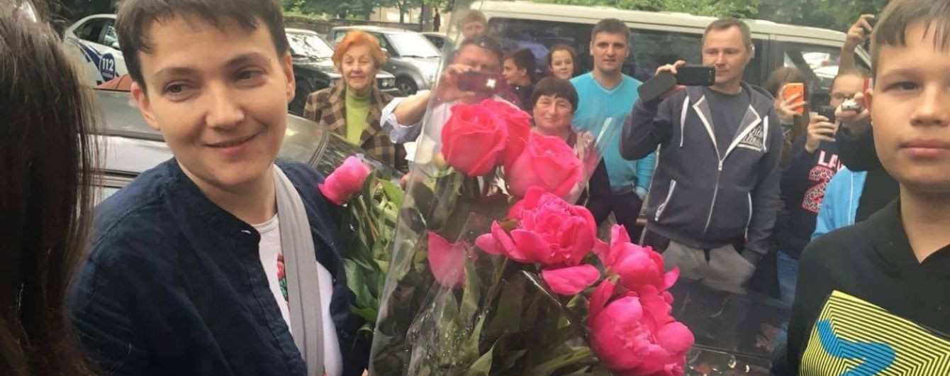 Всю ніч після повернення Савченко зустрічала гостей та заснула лише вранці