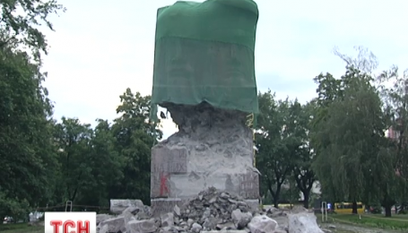 В Киеве после третьей попытки демонтажа устоял памятник чекистам