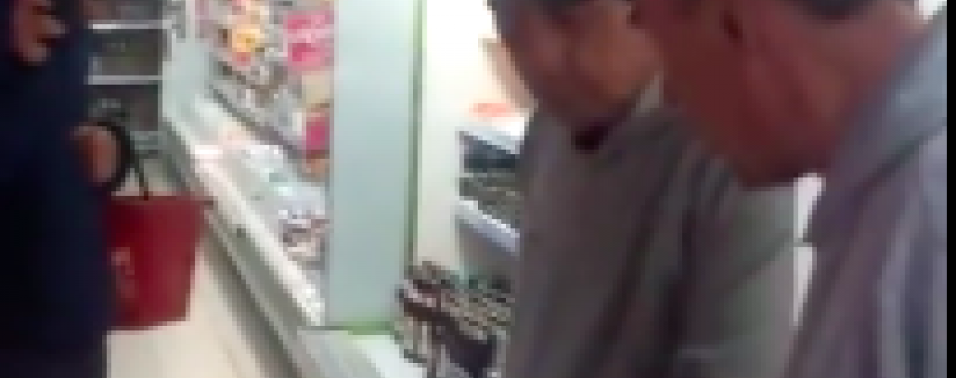 Відео сварки чоловіка із дзеркалом у супермаркеті Луцька розриває Інтернет