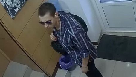 В центре Киева мужчина со стрельбой ограбил пункт обмена валют и ранил полицейского