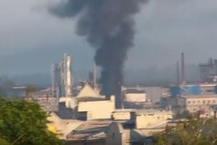 У окупованому Докучаєвську палає комбінат, в який влучив снаряд