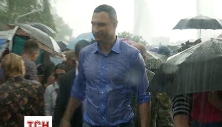 До нитки вымокший Кличко открыл светомузыкальные фонтаны на Русановке