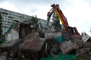 Попытка №4: в Киеве наконец-то снесли памятник чекистам