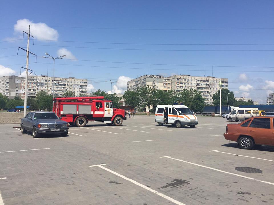 Евакуація ТРЦ у Маріуполі