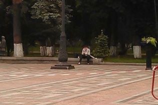 Савченко вже сидить на бордюрі перед Радою