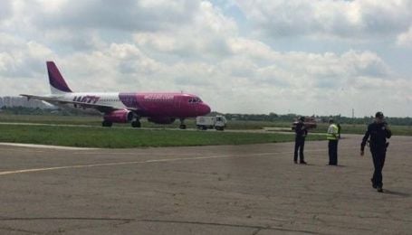 В Киеве эвакуируют пассажиров из "заминированного" самолета