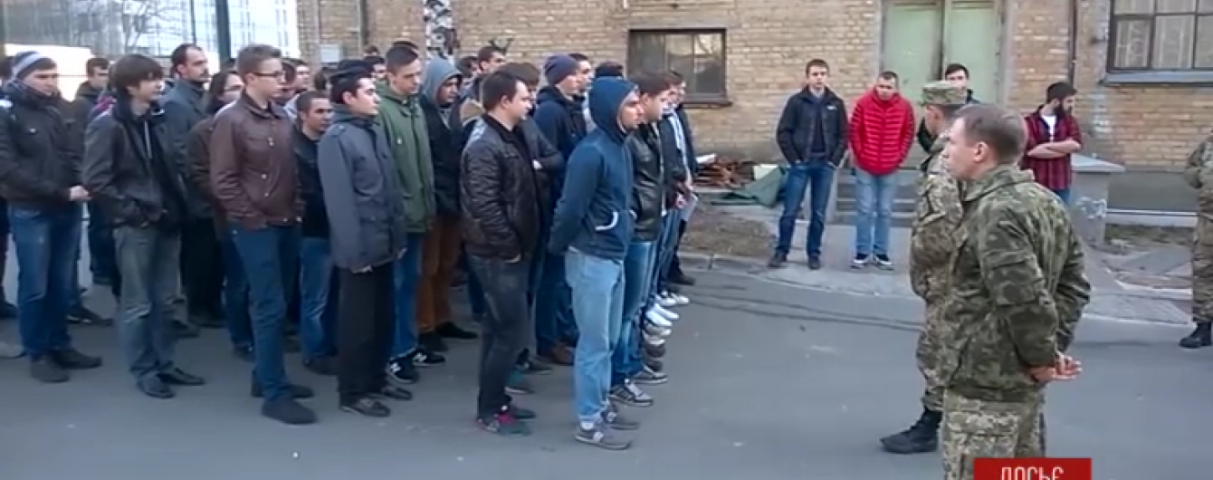 У Києві призовник викинувся з вікна третього поверху військкомату