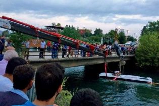 У Туреччині автобус із дітьми впав у воду: є загиблі