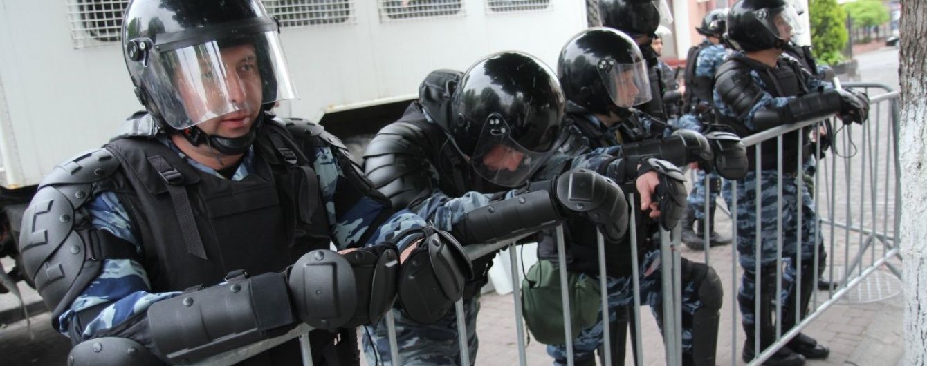 У Криму ФСБ з обшуком увірвалася до будинку матері української волонтерки