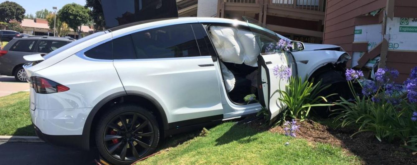 Tesla Model X самопроизвольно ускорился и врезался в здание