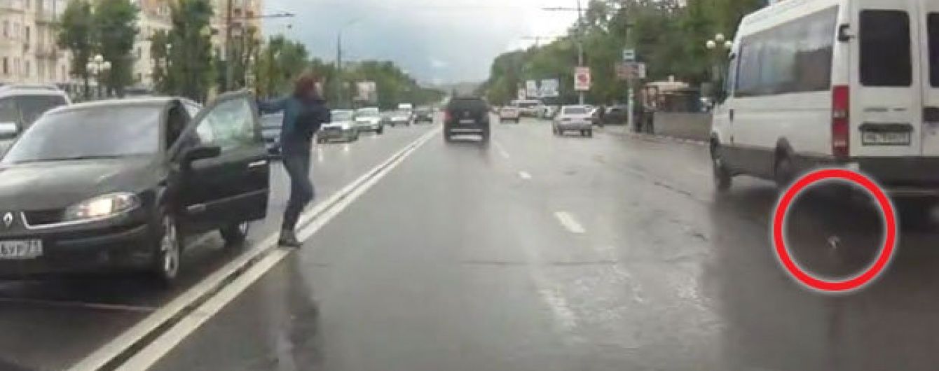 У Росії жінка зупинила машину посеред жвавої дороги, щоб врятувати кошеня