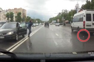 У Росії жінка зупинила машину посеред жвавої дороги, щоб врятувати кошеня