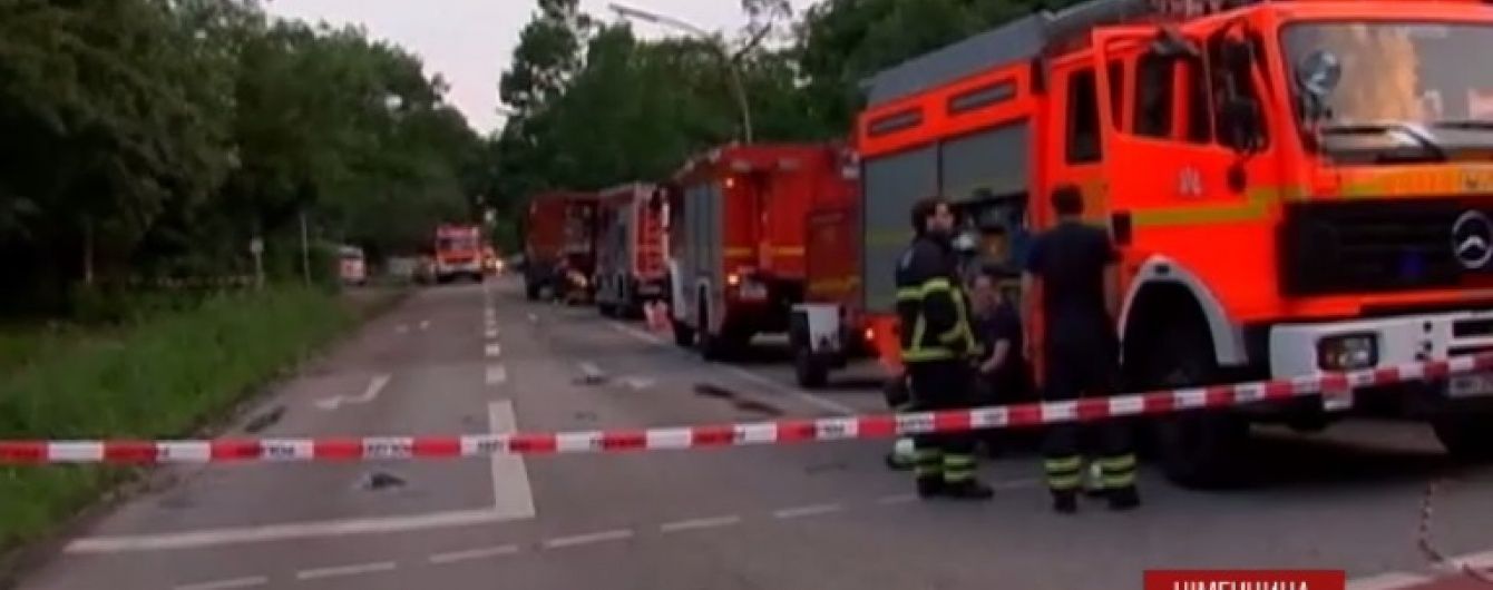 Торнадо пронісся центром Гамбурга: стихія зривала дахи та виривала дерева із корінням