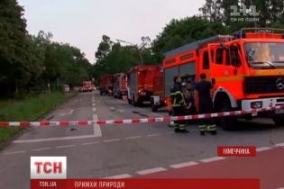 Торнадо пронісся центром Гамбурга: стихія зривала дахи та виривала дерева із корінням