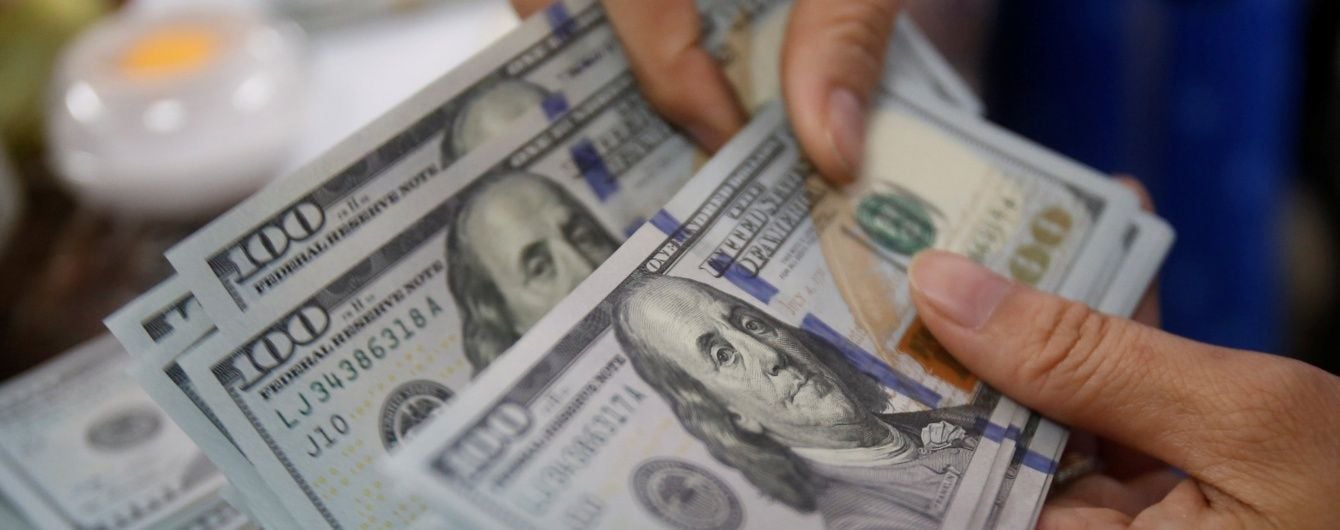 Доллар и евро упали в цене в курсах Нацбанка. Инфографика