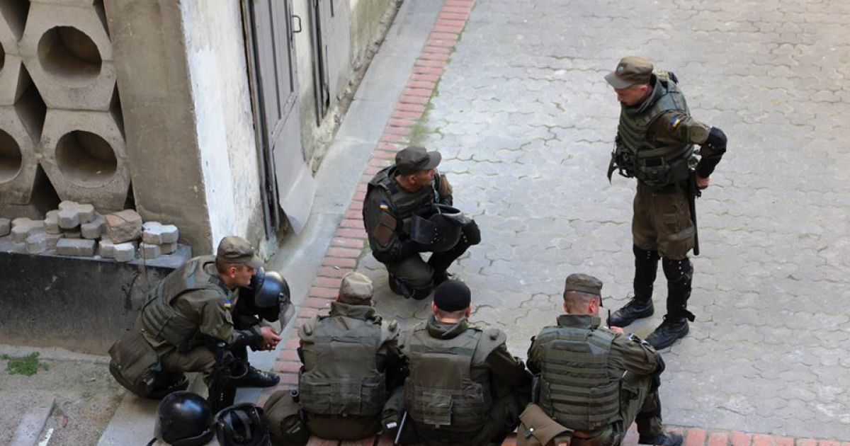 Невідомі кинули димову шашку в будівлю міськради Львова, а депутати вдаються до мордобою