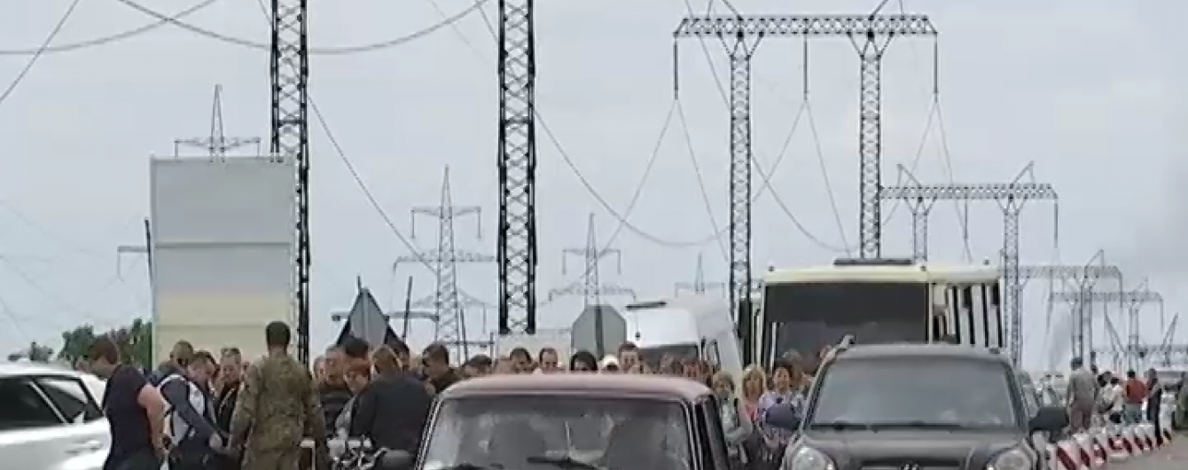 Диверсія в Станиці Луганській: ворог хитрощами підійшов до блокпосту та обстріляв його