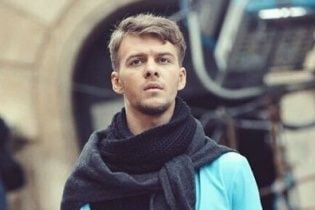 У центрі Києва обікрали квартиру відомого співака