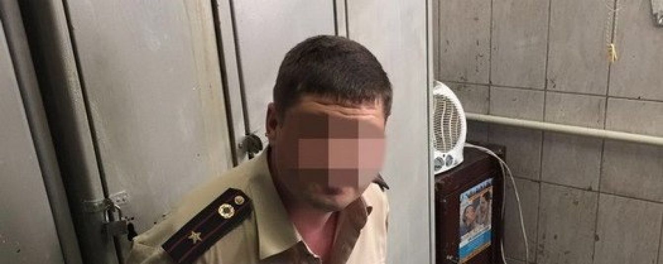 В Киеве на взятке задержали главного инспектора районного ГСЧС