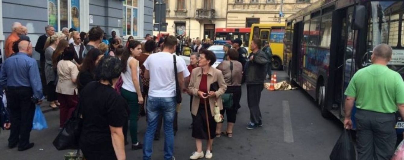 Водій автобуса розчавив 5-річну дитину, бо забалакався по телефону