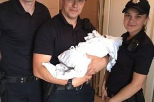 У Мукачевому у кабінці чоловічого туалету знайшли немовля