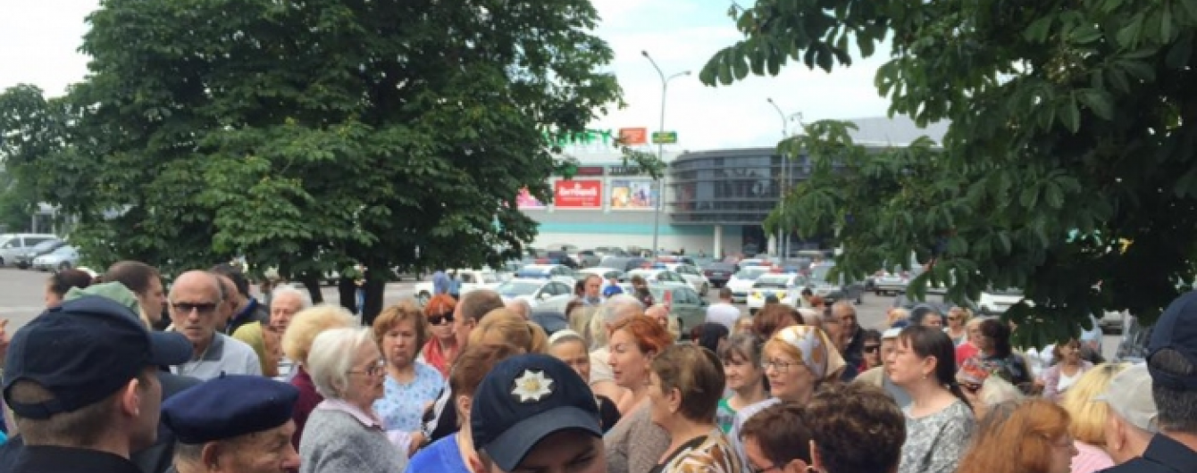 В Одесі натовп пенсіонерів протестує проти перейменування проспекту Жукова