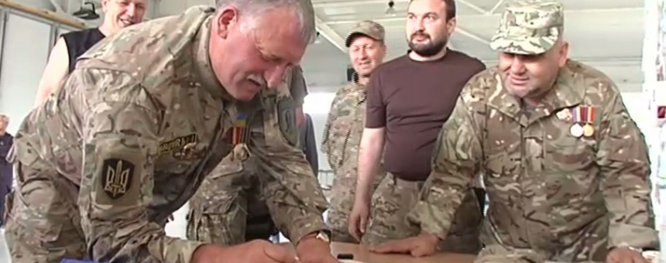 У колишньому маєтку Януковича батальйон "Січ" із шашликом відсвяткував свій день народження