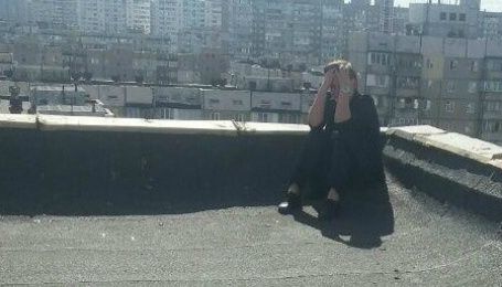 В Киеве патрульные сняли с крыши самоубийцу, которая собиралась прыгать после ссоры с подругой