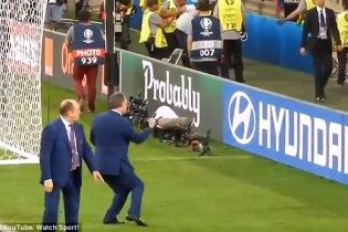 СМИ показали видео, как министр спорта России поддерживал фанатов во время столкновений с англичанами